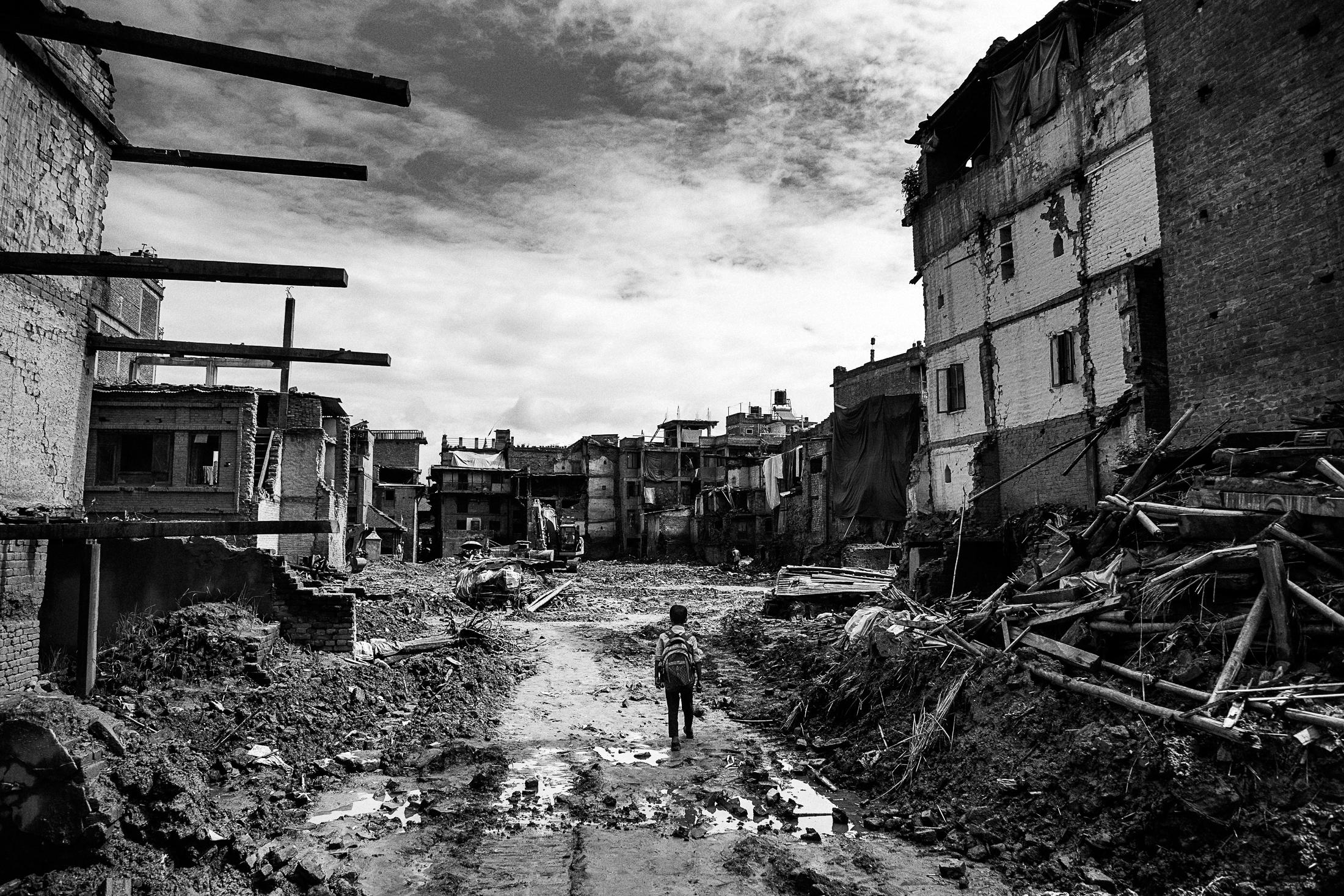 Art and Documentary Photography - Loading 011_Earthquake-endurance-Nepal-Omar-Havana.jpg