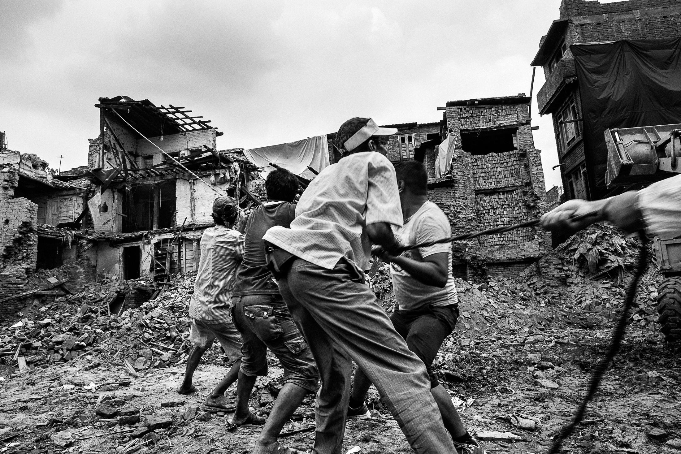 Art and Documentary Photography - Loading 012_Earthquake-endurance-Nepal-Omar-Havana.jpg