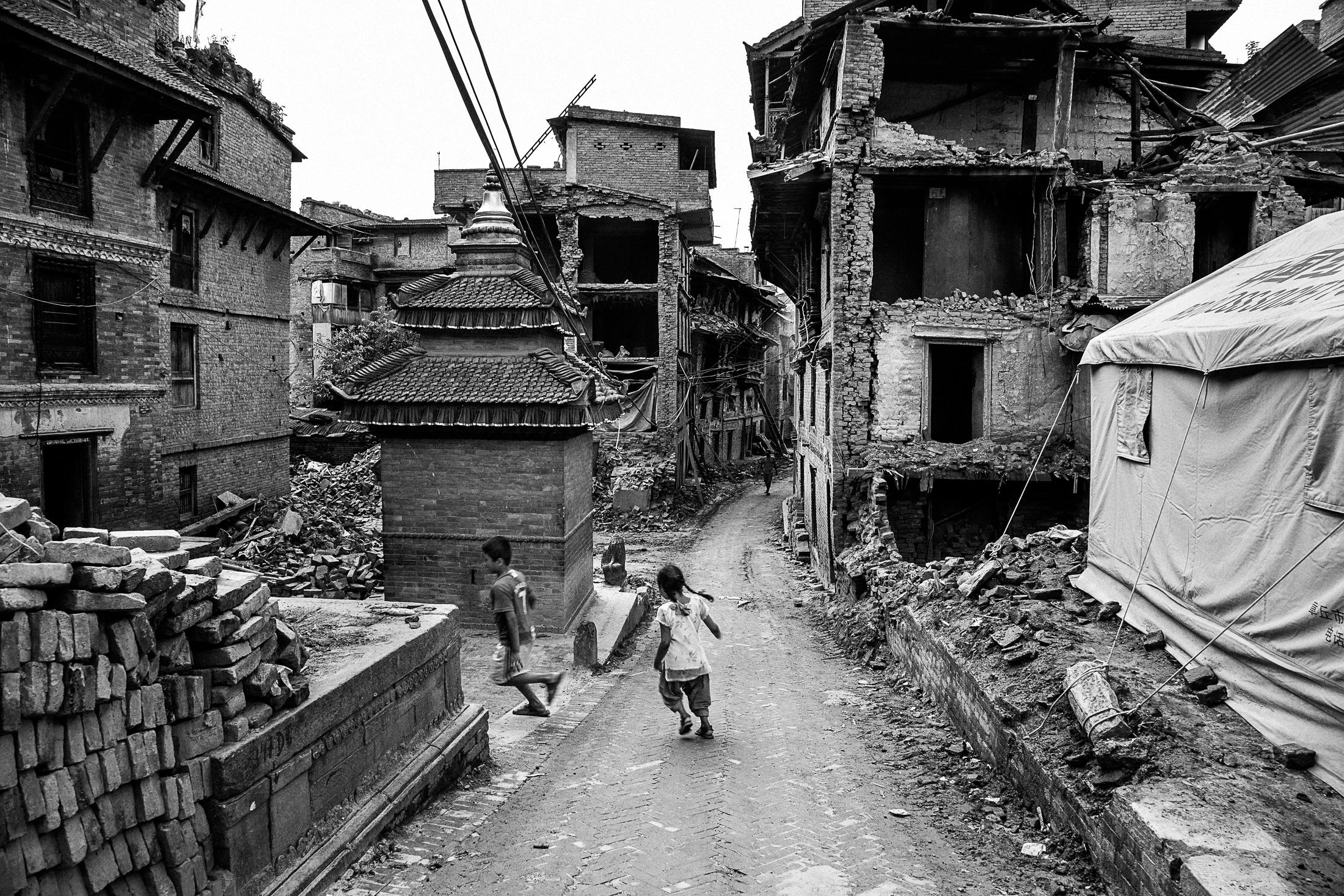 Art and Documentary Photography - Loading 013_Earthquake-endurance-Nepal-Omar-Havana.jpg