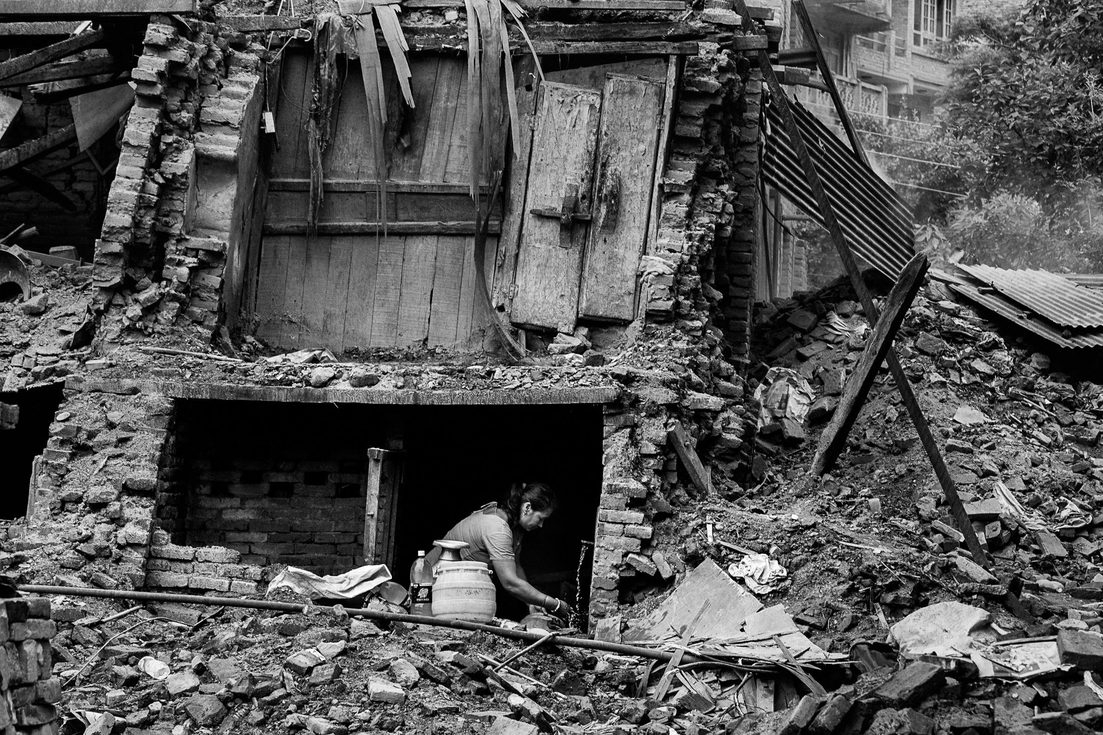 Art and Documentary Photography - Loading 014_Earthquake-endurance-Nepal-Omar-Havana.jpg