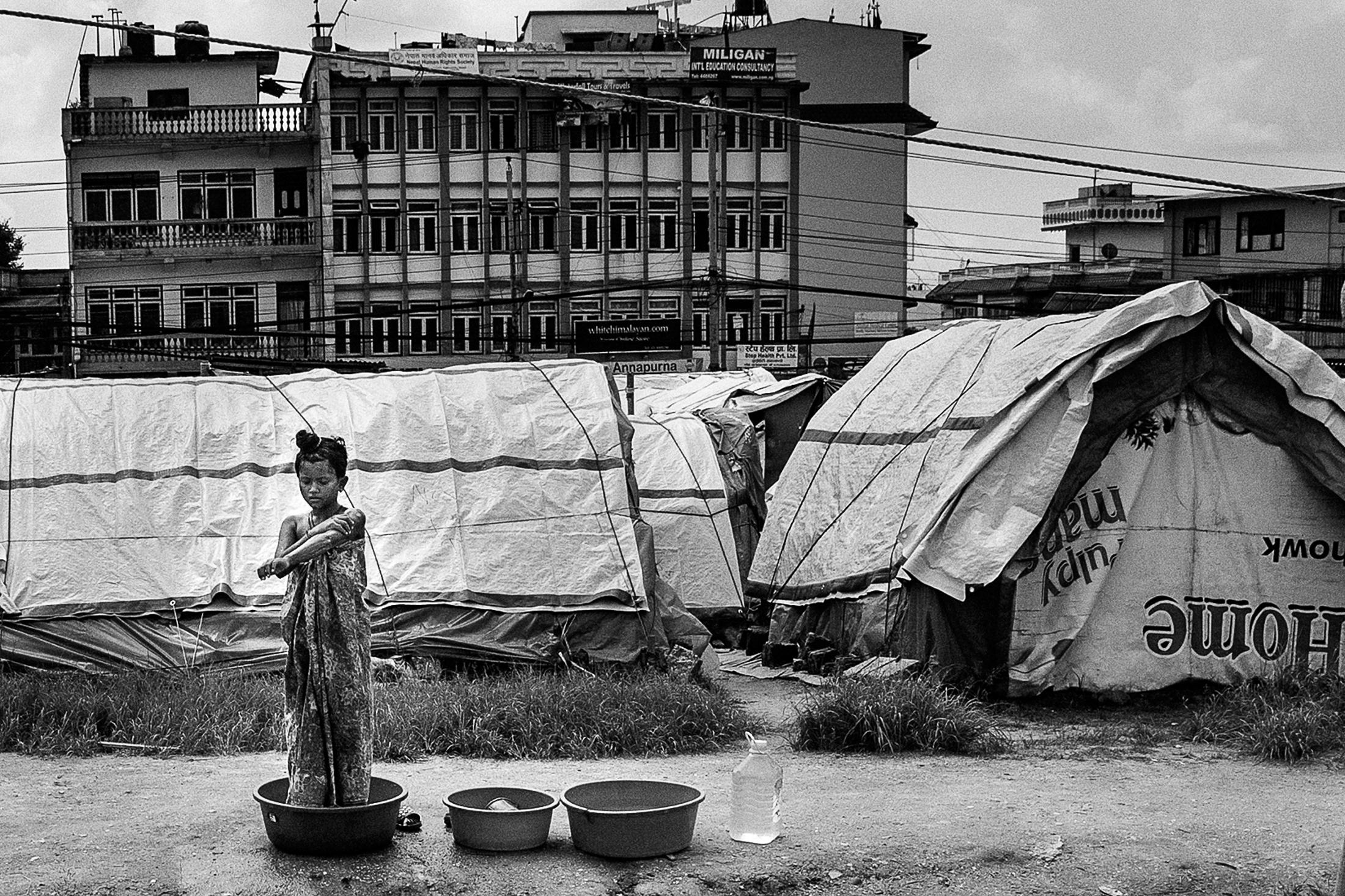 Art and Documentary Photography - Loading 016_Earthquake-endurance-Nepal-Omar-Havana.jpg