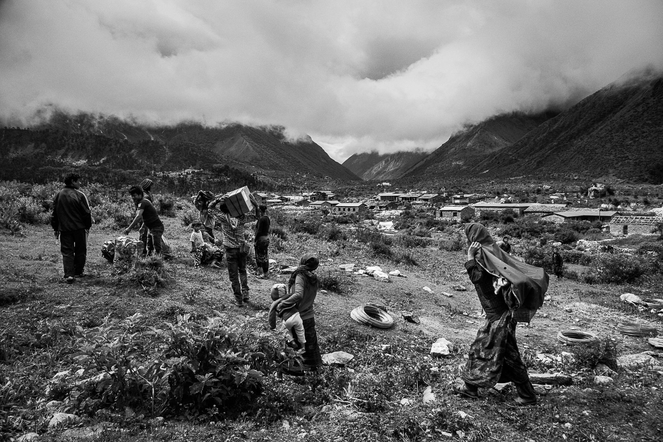 Art and Documentary Photography - Loading 022_Earthquake-endurance-Nepal-Omar-Havana.jpg