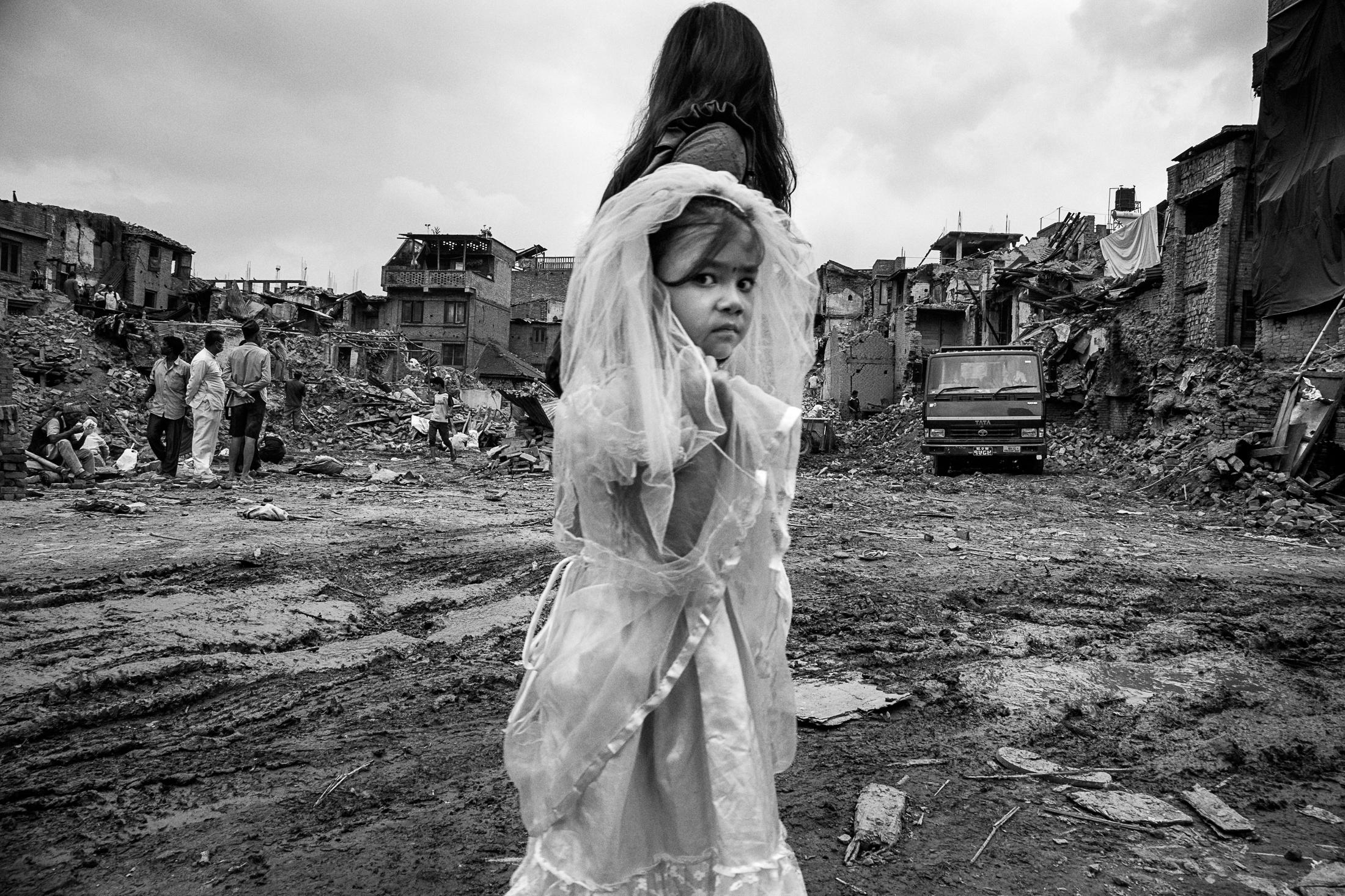 Art and Documentary Photography - Loading 024_Earthquake-endurance-Nepal-Omar-Havana.jpg