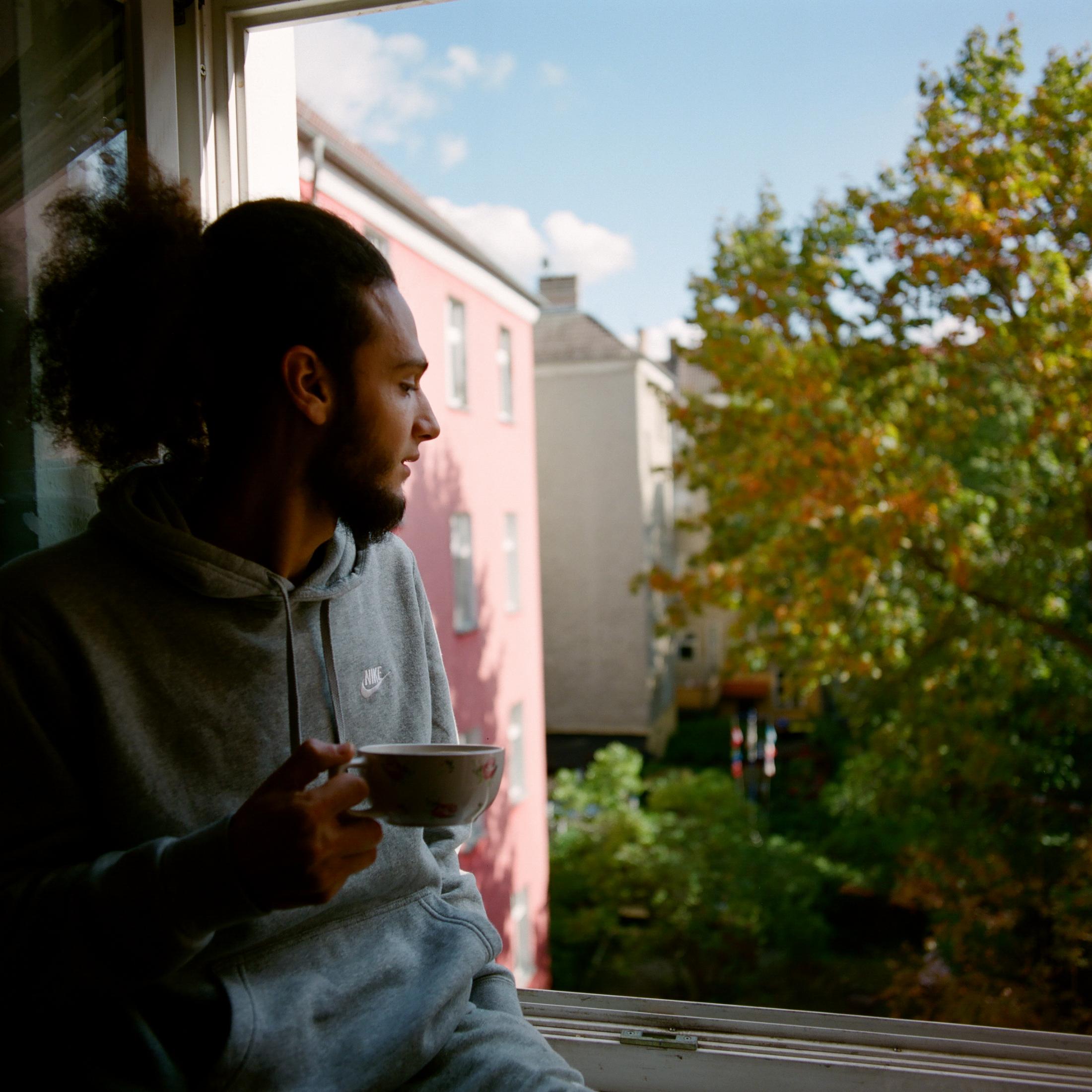 Art and Documentary Photography - Loading Alaa_at_his_home_in_Magdalenenstra__e__Berlin__2.jpg