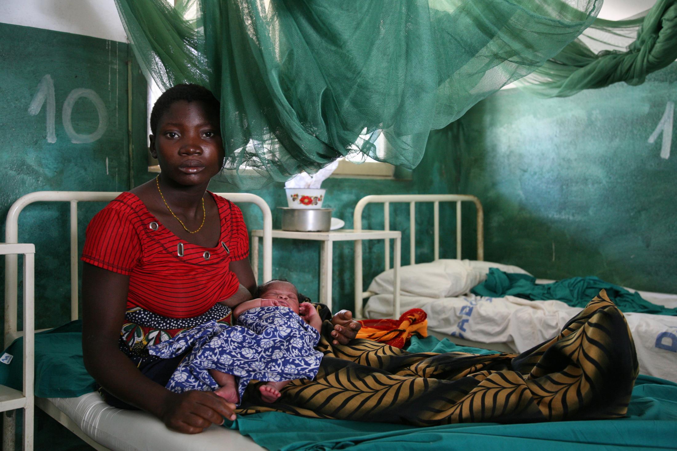 Malaria - Citaia with her newborn child, sick of malaria, at a...