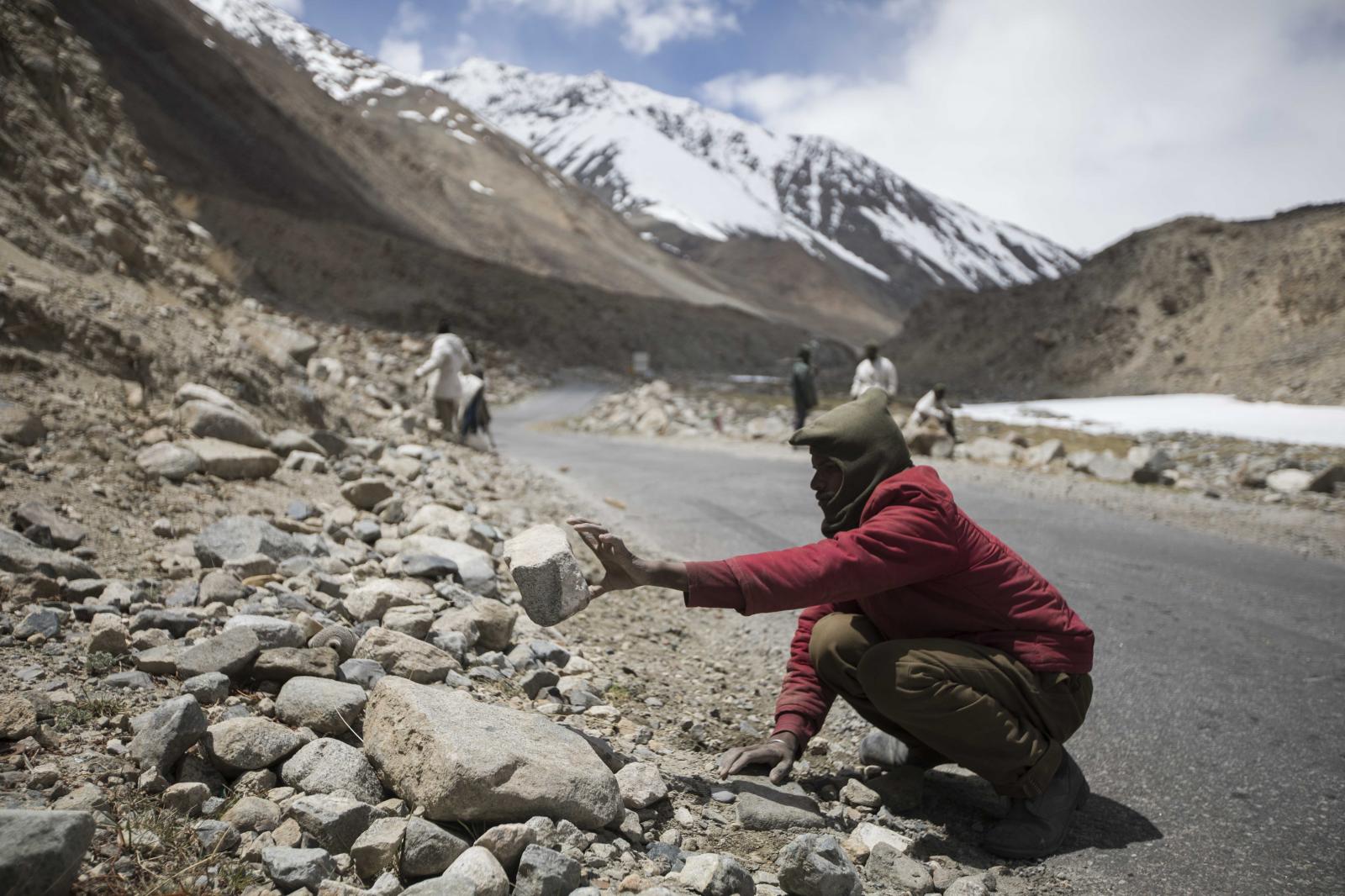 Road maintenance workers from India&#39;s low-lying eastern Jharkhand state work along Pangong Lake road in northern India&#39;s Ladakh region.