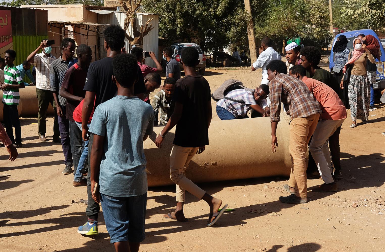 A group of protestors erecting...Danagla Bahri, Khartou m Sudan 