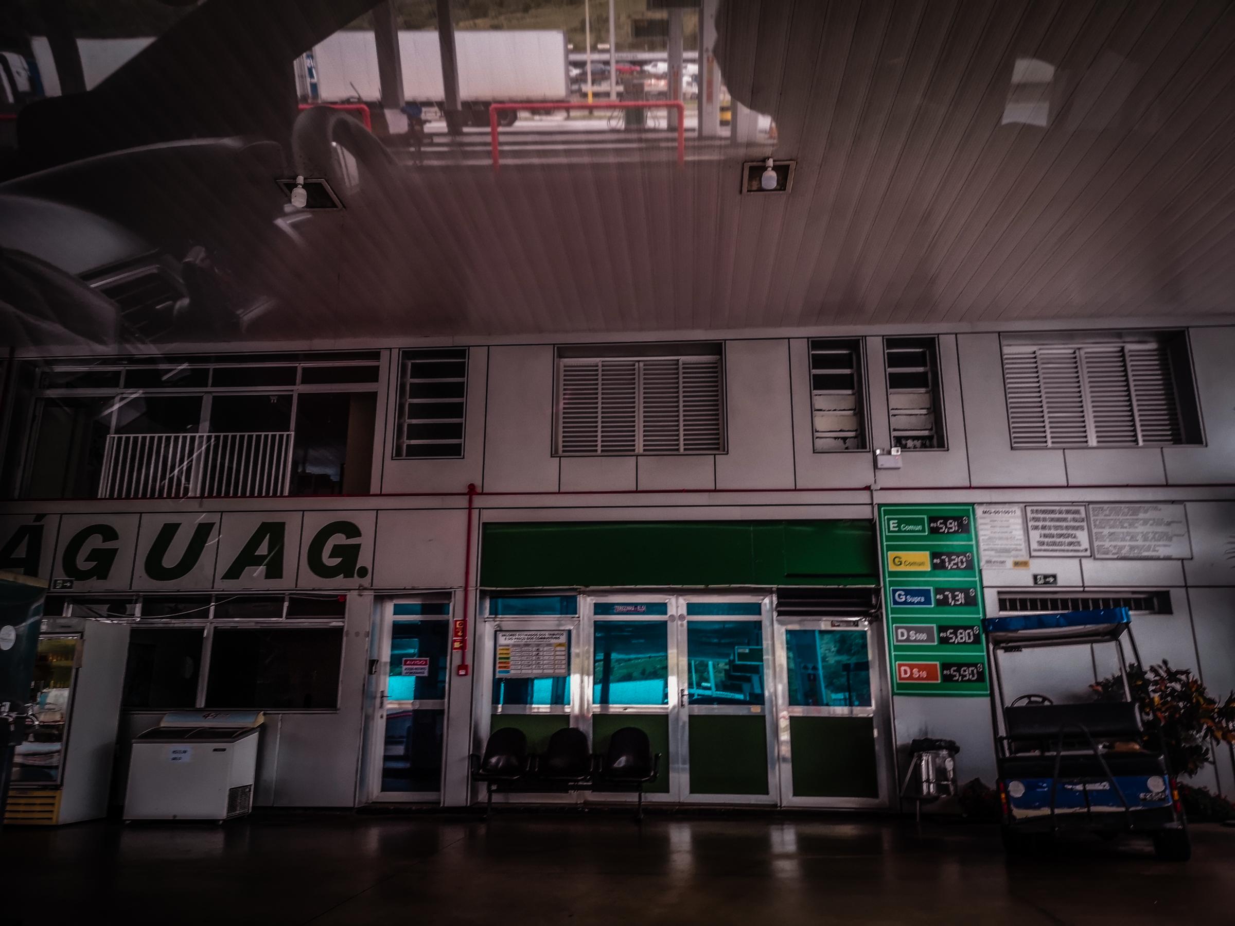Beira de estrada - Gas station in Minas Gerais at Rodovia Fernão...