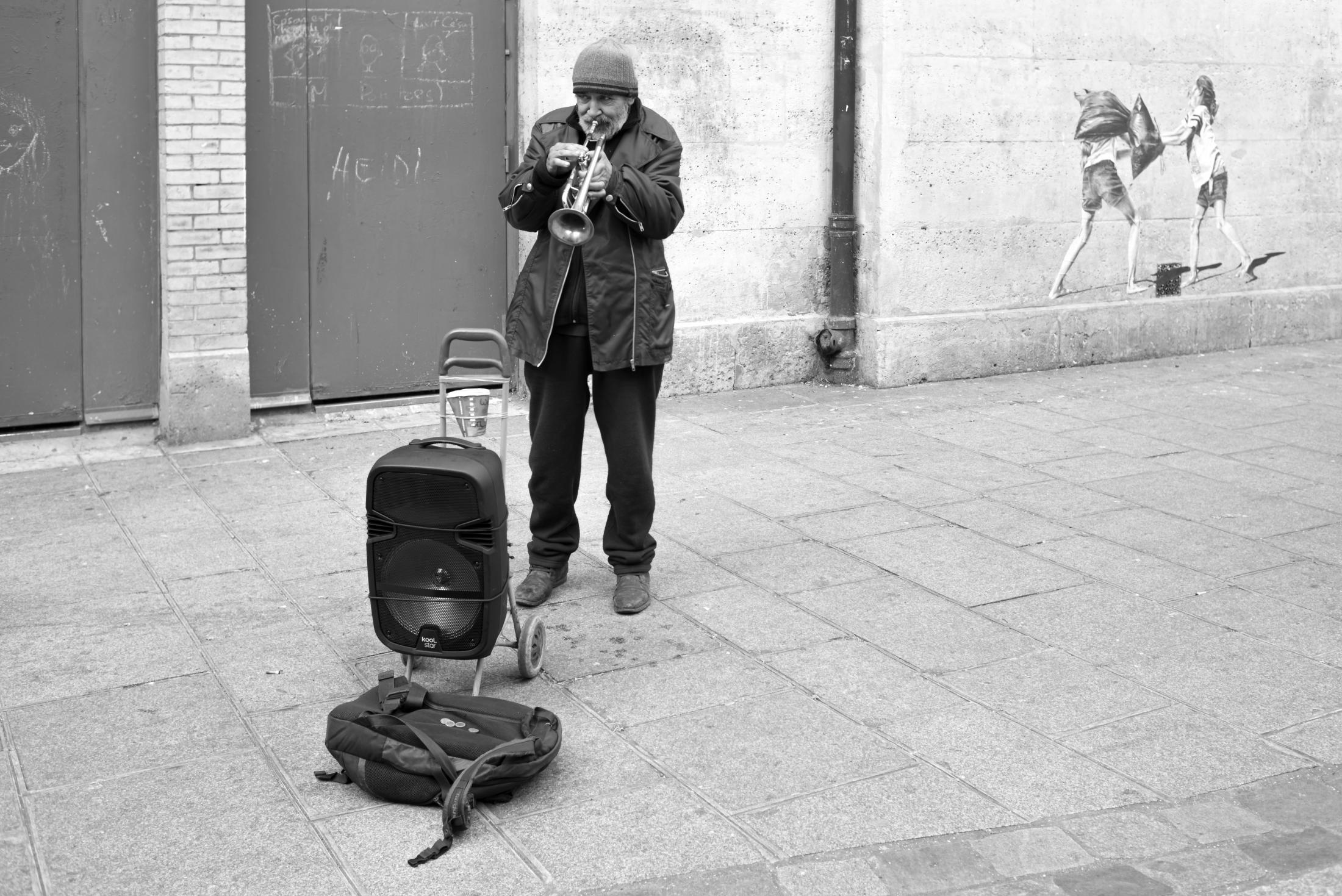 Old and Lonely in Paris - Varieties of loneliness: Speaking via music.