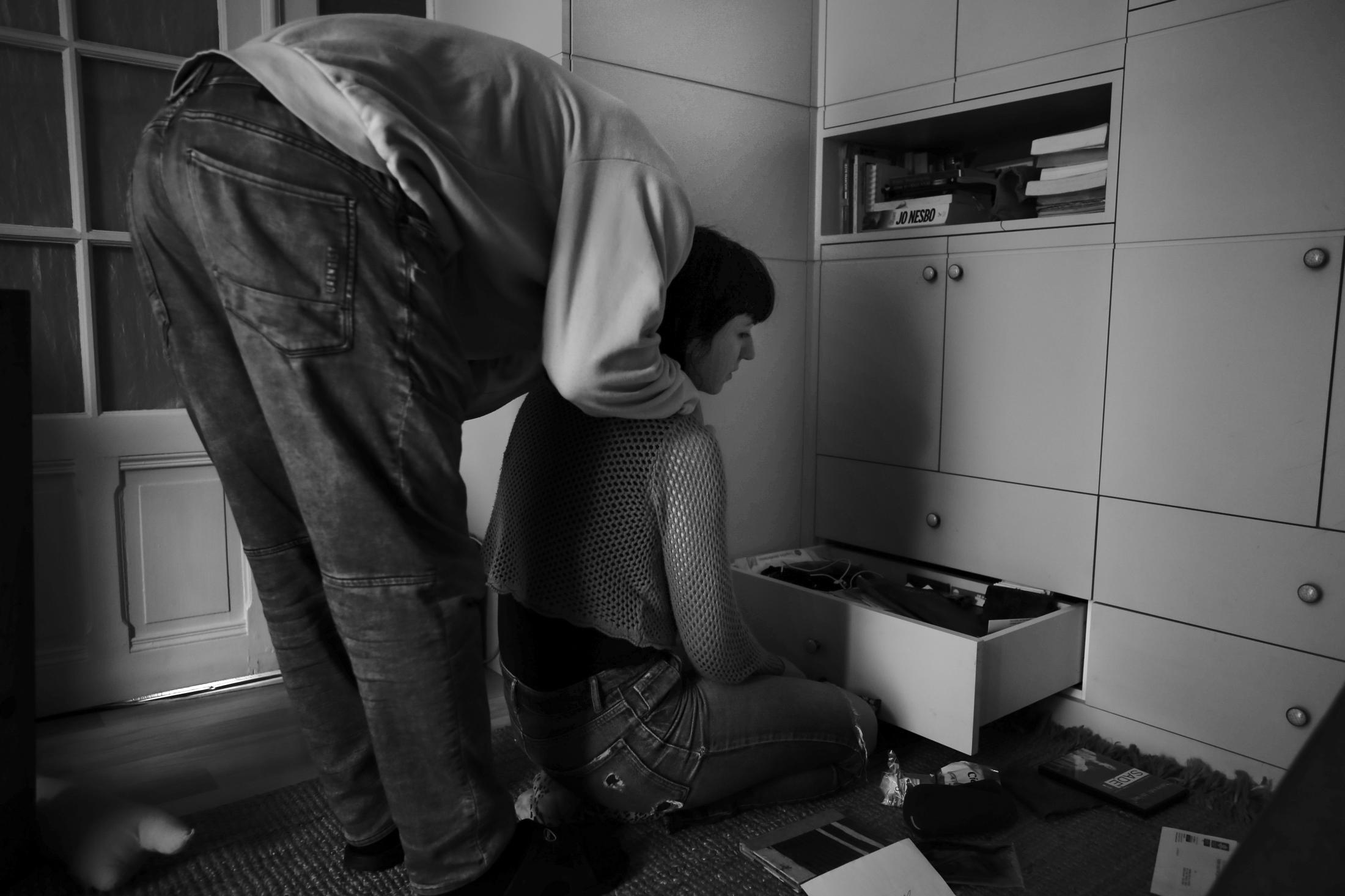Mateusz makes a gesture of tenderness towards Ewa during their logistical installation in her mother&#39;s apartment.