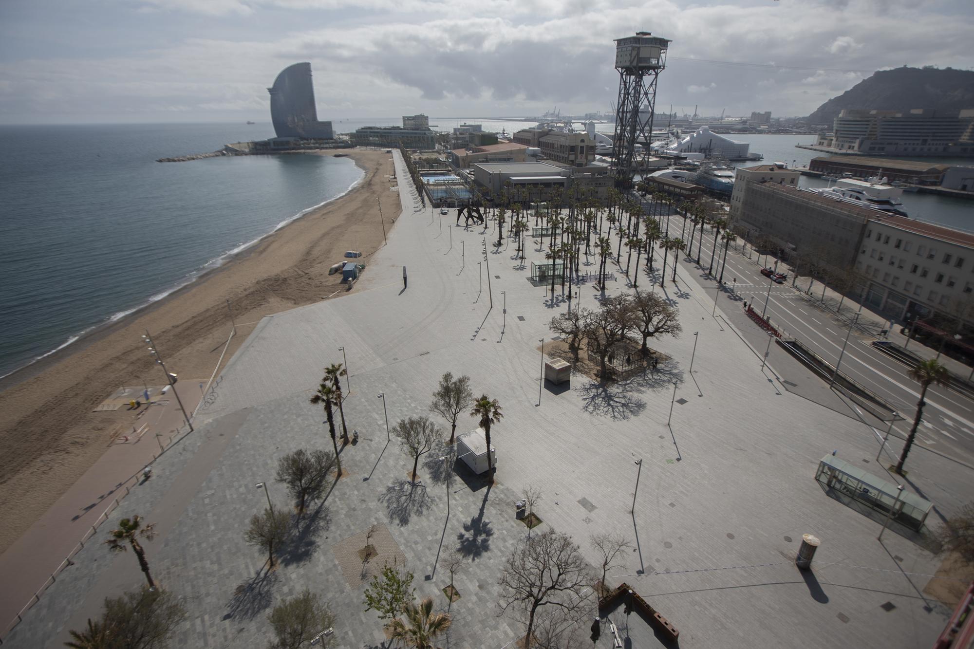 Covid 19 Daily News - n empty beach in Barcelona, Spain, Sunday, March 15,...