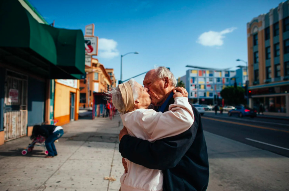 Jeanie and Will kiss on Hollywo...Los Angeles. (Isadora Kosofsky)