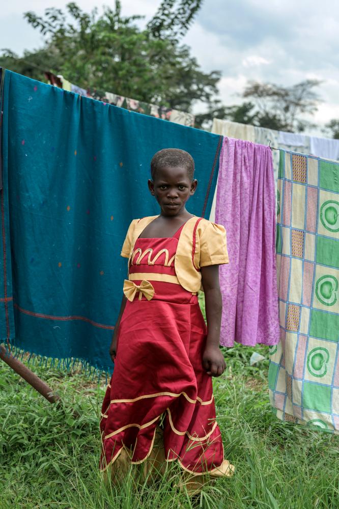 Ziria Namutamba, 42, B&auml;uerin und Grossmutter des unter der F&uuml;rsorge des Teams von &#39;Serving His Children&#39; gestorbenen Twalali Kifabi sitzt am Abend hinter ihrem Haus in Kizuba, Namutumba District, Uganda. Die Familie ist an der Klage gegen Renee Bach beteiligt.