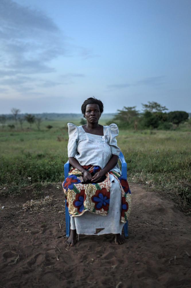 Ziria Namutamba, 42, B&auml;uerin und Grossmutter des unter der F&uuml;rsorge des Teams von &#39;Serving His Children&#39; gestorbenen Twalali Kifabi sitzt am Abend hinter ihrem Haus in Kizuba, Namutumba District, Uganda. Die Familie ist an der Klage gegen Renee Bach beteiligt.
