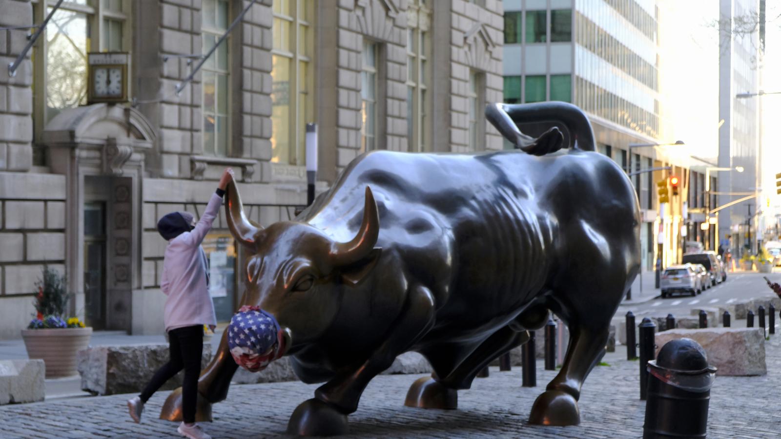 New York - April 22, 2020 -- The Charging Bull on Broadway just north of Bowling Green in the Financial District of Manhattan is seen with a facial mask during the coronavirus pandemic outbreak Wednesday afternoon. (Luiz C. Ribeiro for New York Daily News)