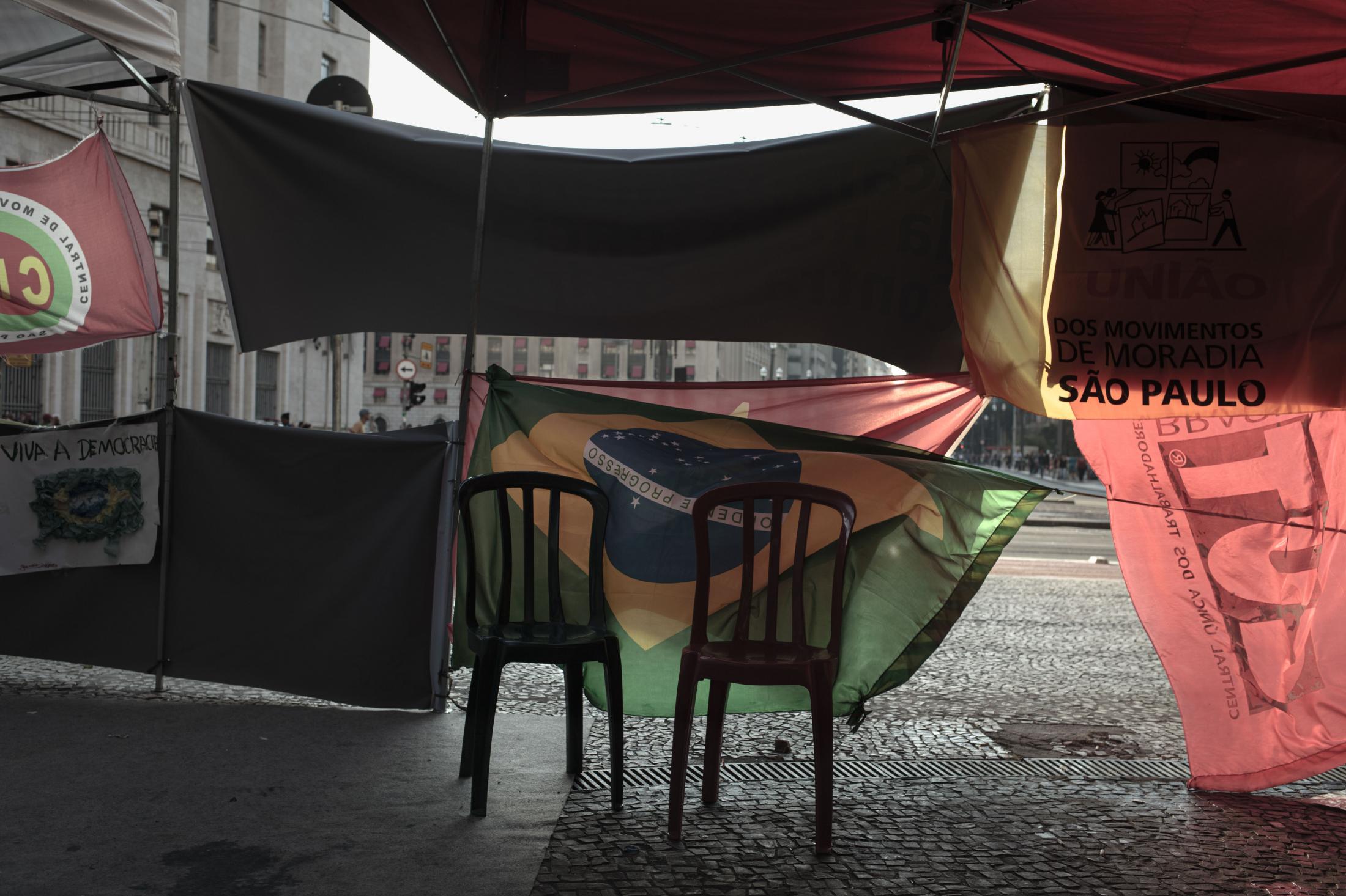 PRÉDIO - A tent camp settled outside the ‘PalaÌcio...