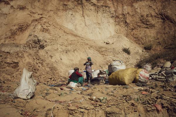 NEPAL, FOREVEREST - The people who work in the Sisdole landfill, men and...