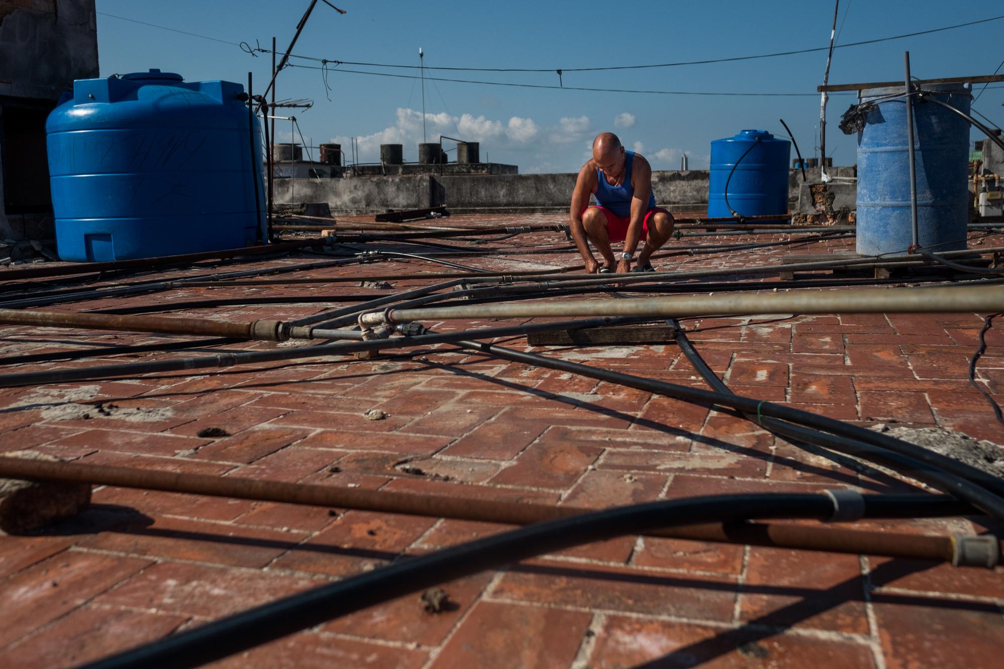 Manifiesto del Agua - On the roof of the Central Havana flat where Andres...