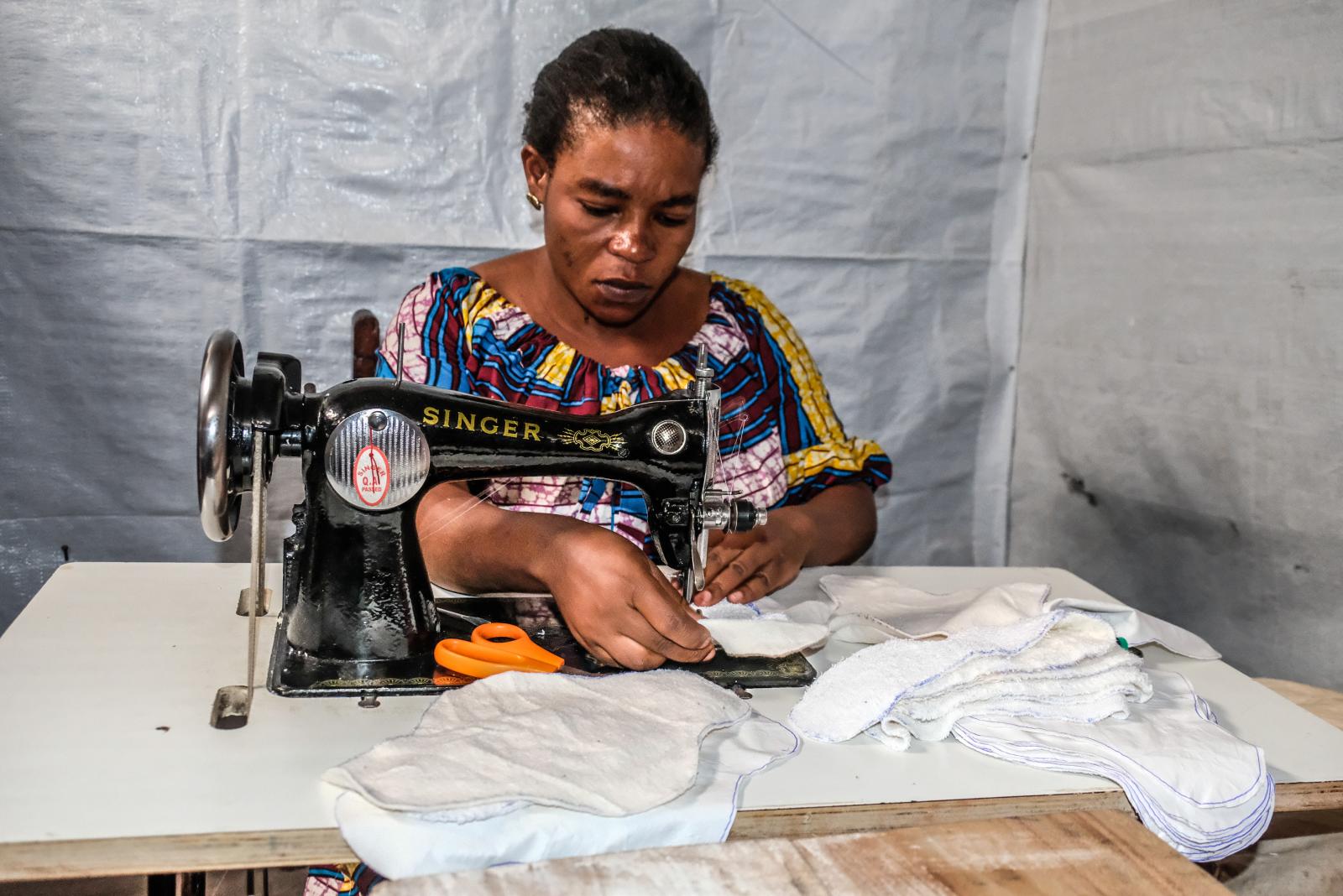 Des serviettes hygiéniques lavables, Å“uvre de Namwezi, une jeune de Bukavu