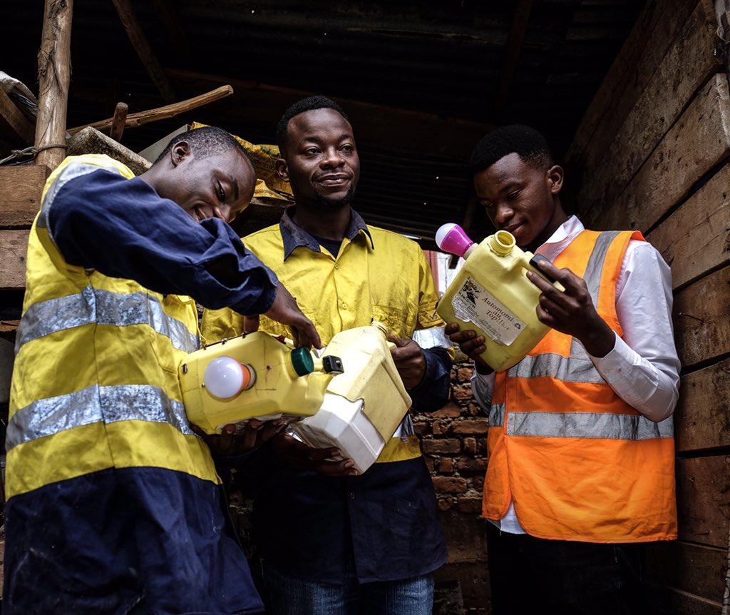 Thumbnail of A Bukavu, de jeunes entrepreneurs créent des lampes Ã  longue autonomie