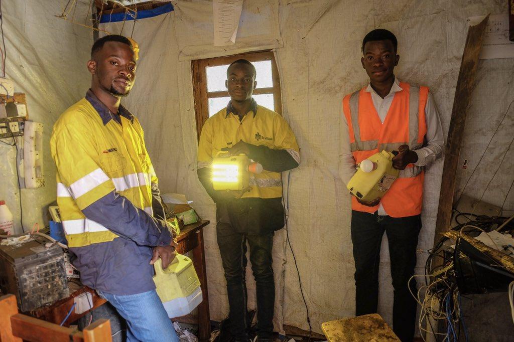 Thumbnail of A Bukavu, de jeunes entrepreneurs créent des lampes Ã  longue autonomie