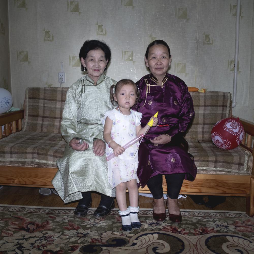 Tuya (64 anni), a sinistra, sua cognata e la nipote ritratte in abiti tradizionali (deel) nella...