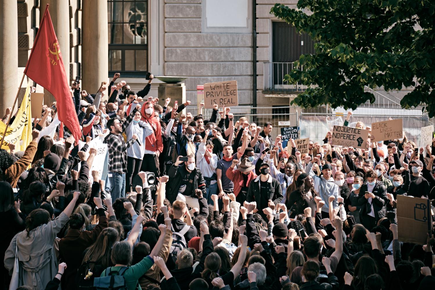 Acitivists showing solidarity w...l). Bielefeld, 06th June, 2020.