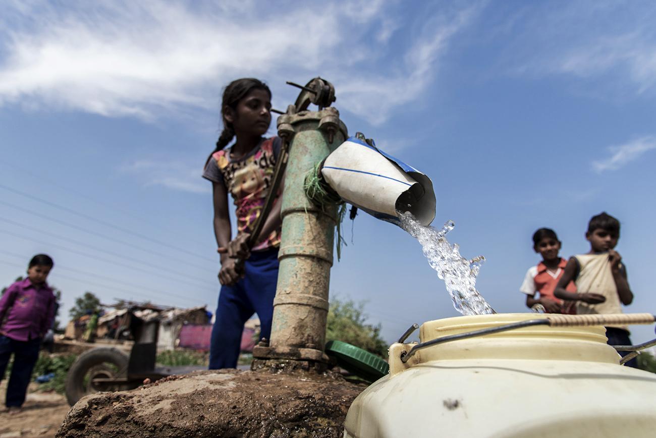 Migrant workers in Bhopal - Children collecting polluted water from a hand pum at Kolhua