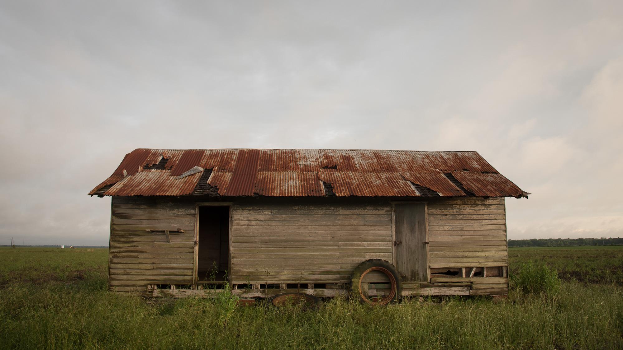  Late afternoon, Vacherie, Louisiana Former slave dwelling on a sugar cane plantation.&nbsp; 