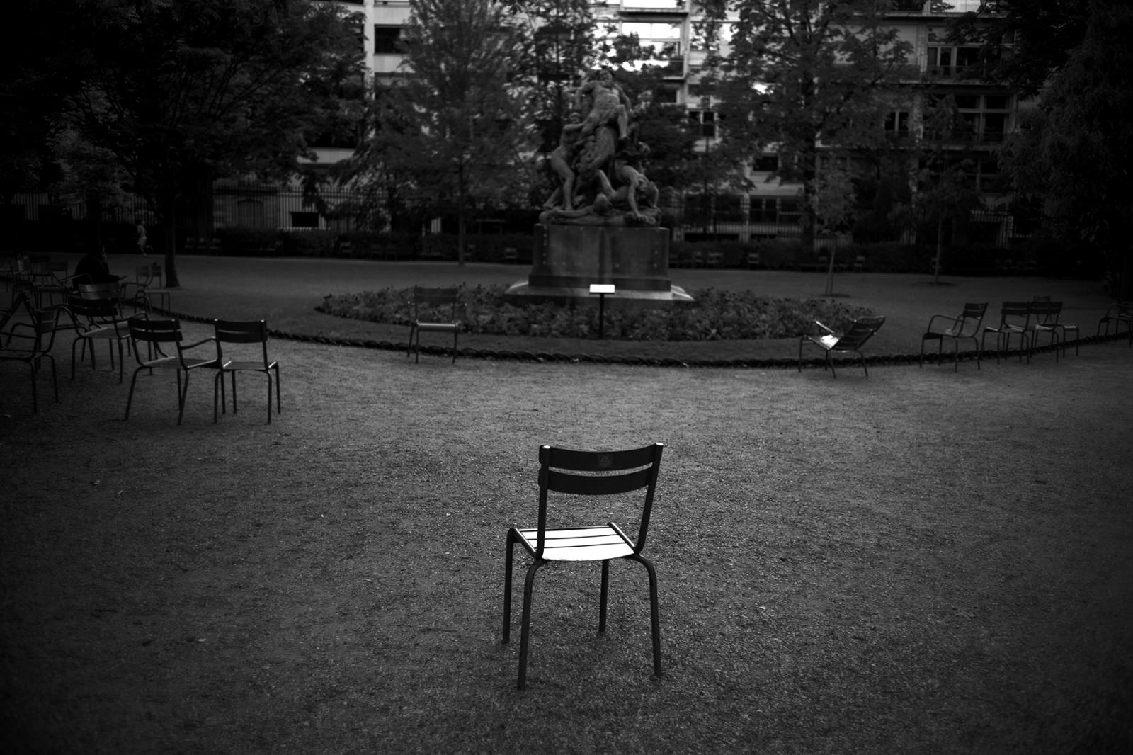 Les chaises du Jardin du Luxembourg by Robb Hill