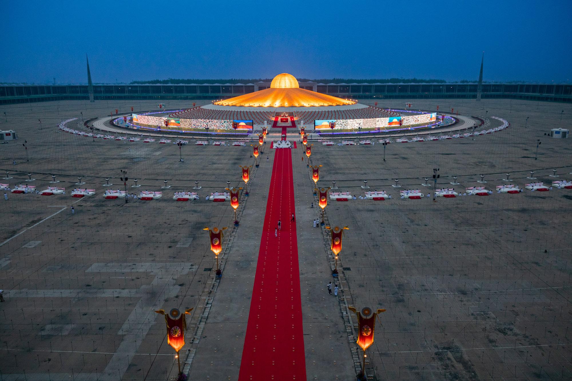 Singles - An overview of the infamous Wat Dhammakaya in Bangkok,...