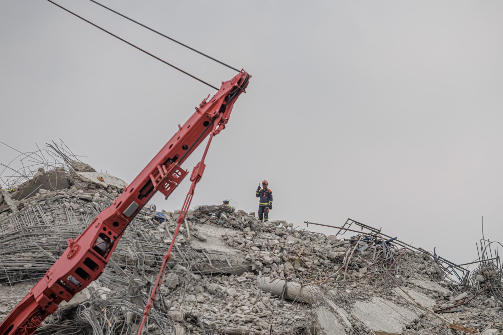 A rescue workers stands on top ...ngkok, Thailand, April 1, 2025.