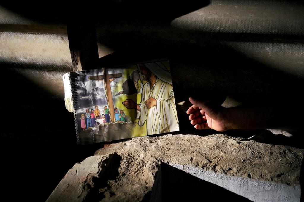 Return/A Christian picture book in the bombed church.