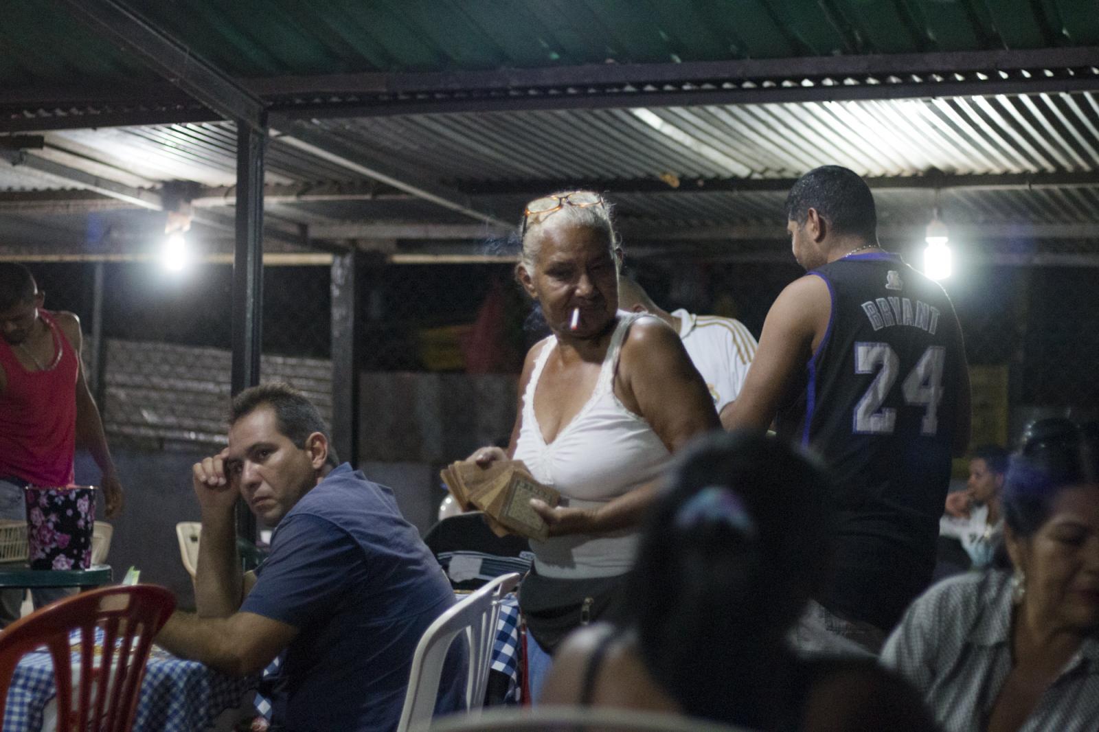  Luisa Gir&oacute;n, una minera de 62 a&ntilde;os, durante una partida de bingo en un...