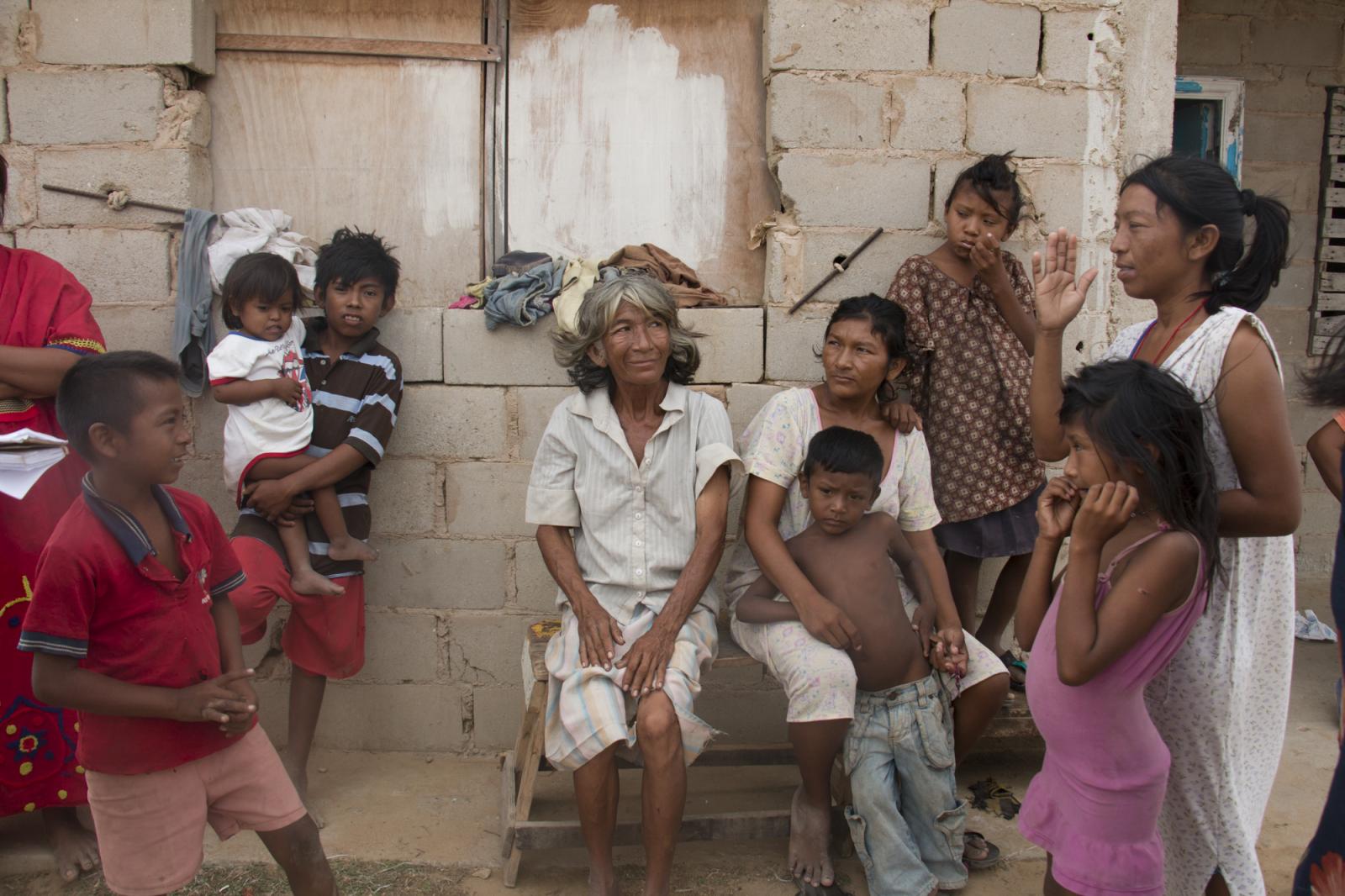 Las caras ocultas del hambre en La Guajira venezolana -   Retrato de la familia González en su casa, en...