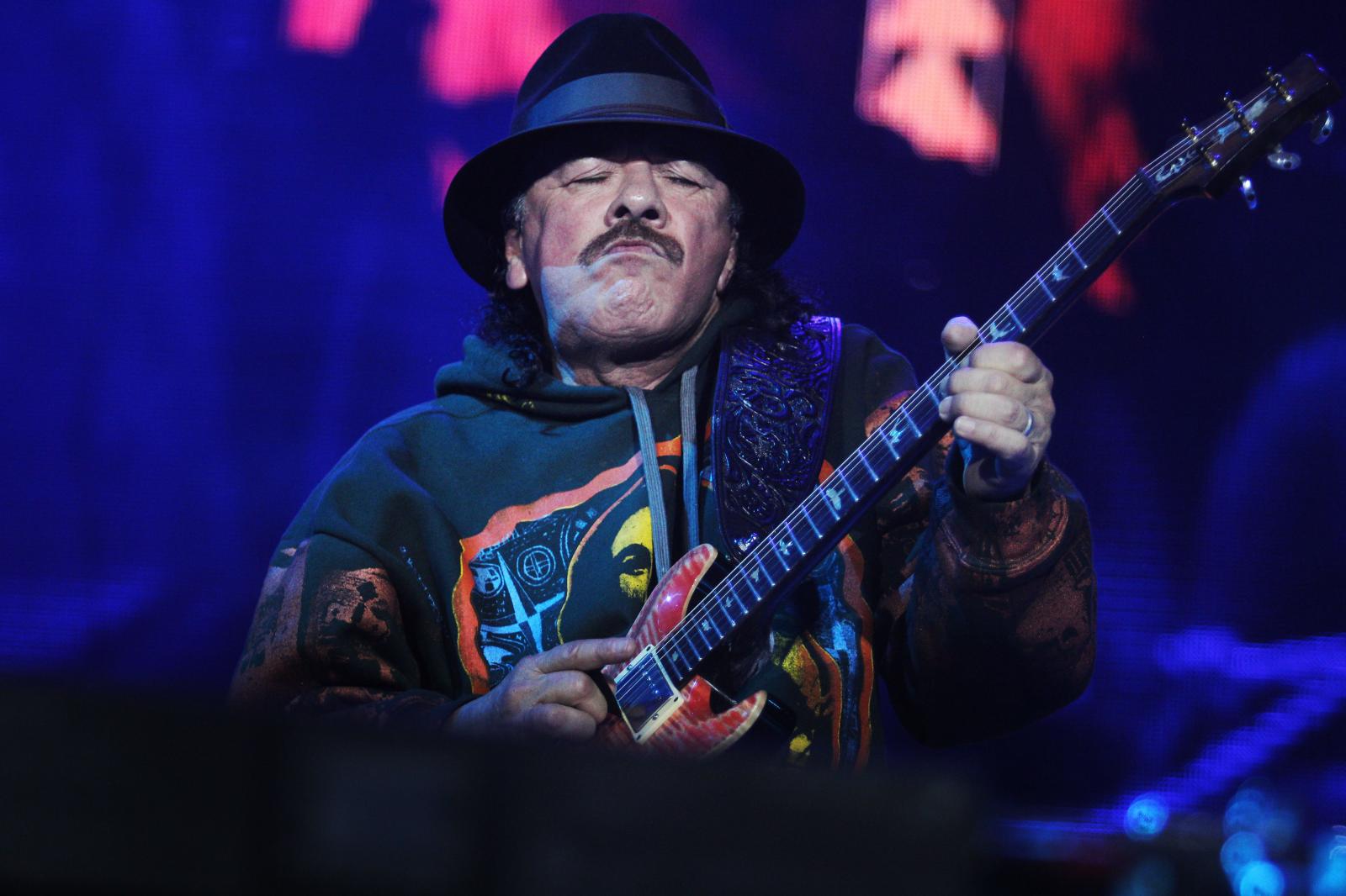El mexicano Carlos Santana durante su presentaci&oacute;n en el festival Cumbre Taj&iacute;n 2015 en Papantla, Veracruz, M&eacute;xico el 23 de Marzo del 2015. AFP PHOTO/Koral Carballo