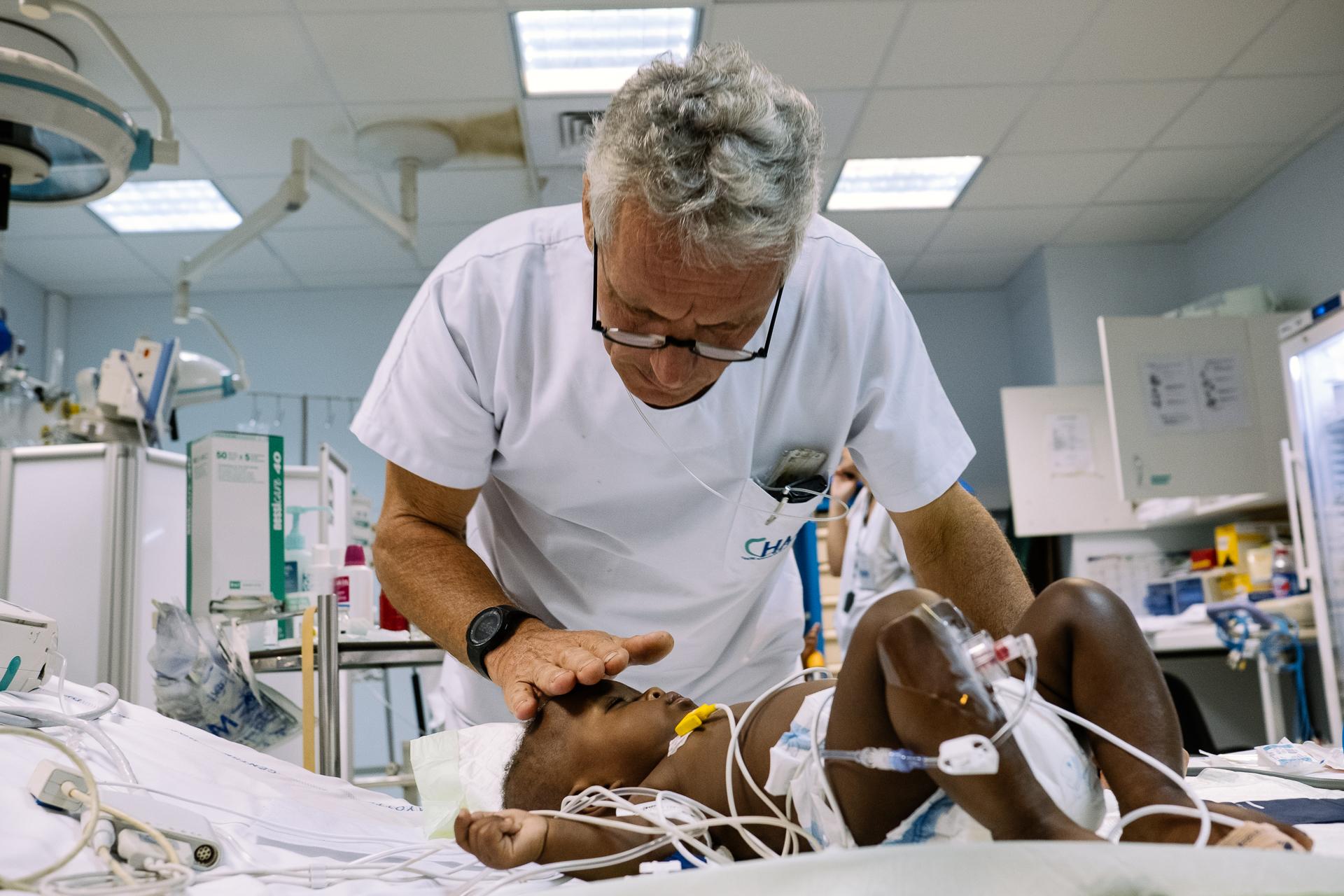 Mayotte, l'urgence sous les tropiques -  Christian Deleruelle, l’un des rares infirmiers...