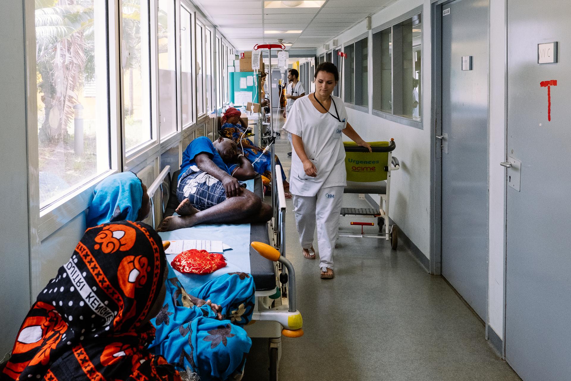 Mayotte, l'urgence sous les tropiques -  Chaque jour, environ 160 patients poussent la porte des...