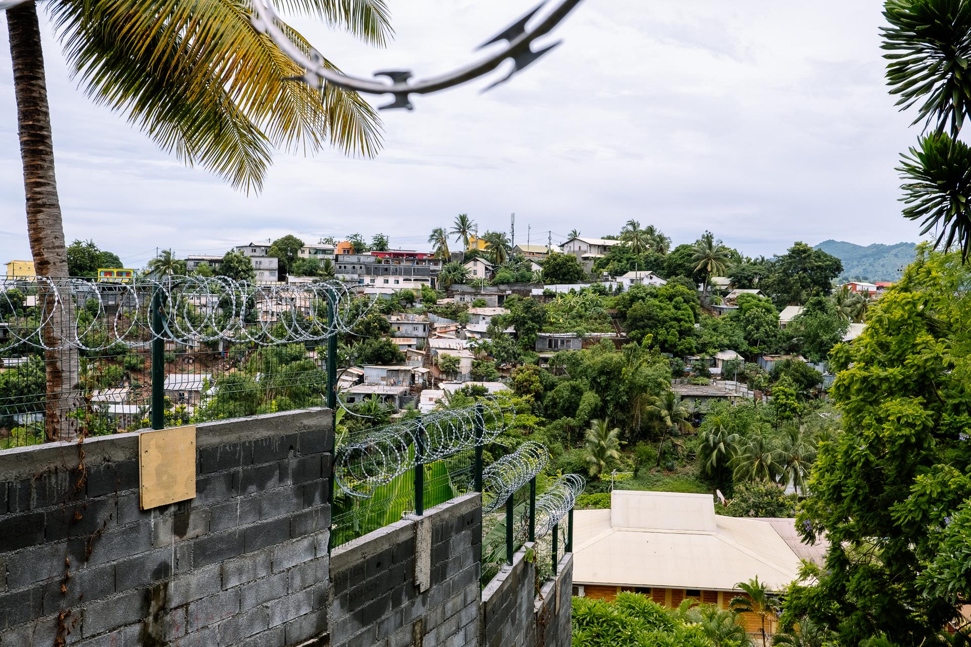 Mayotte, l'urgence sous les tropiques - Enceinte d'une résidence...
