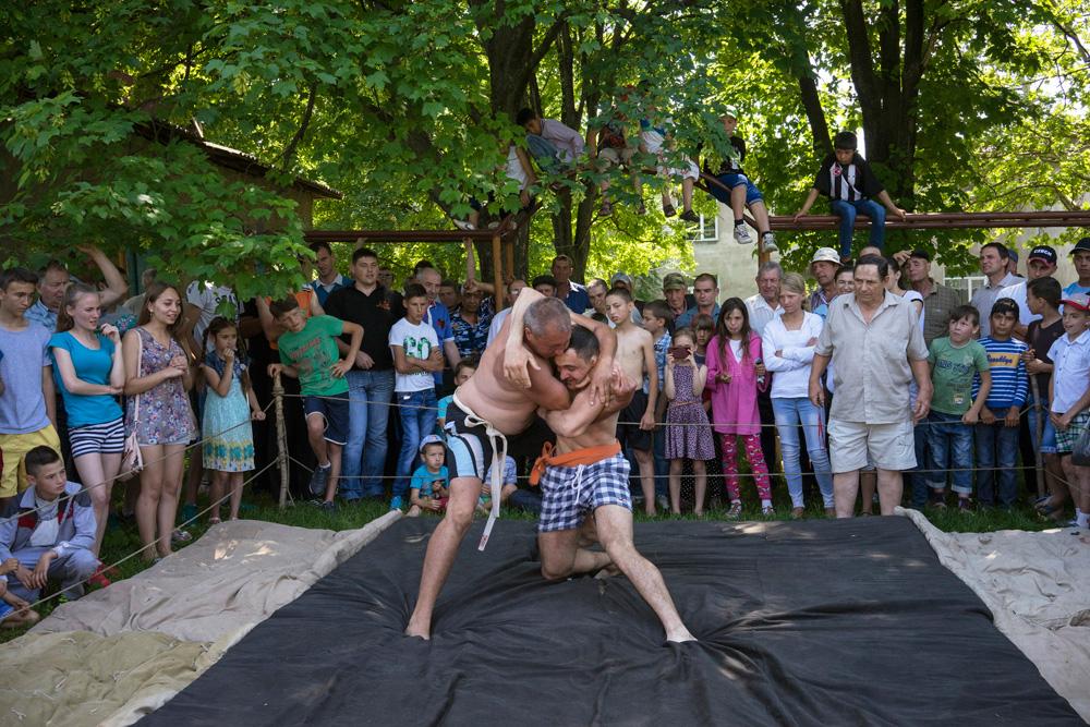 Moldovan Trinta - In the sport field, the public gathers very close around...