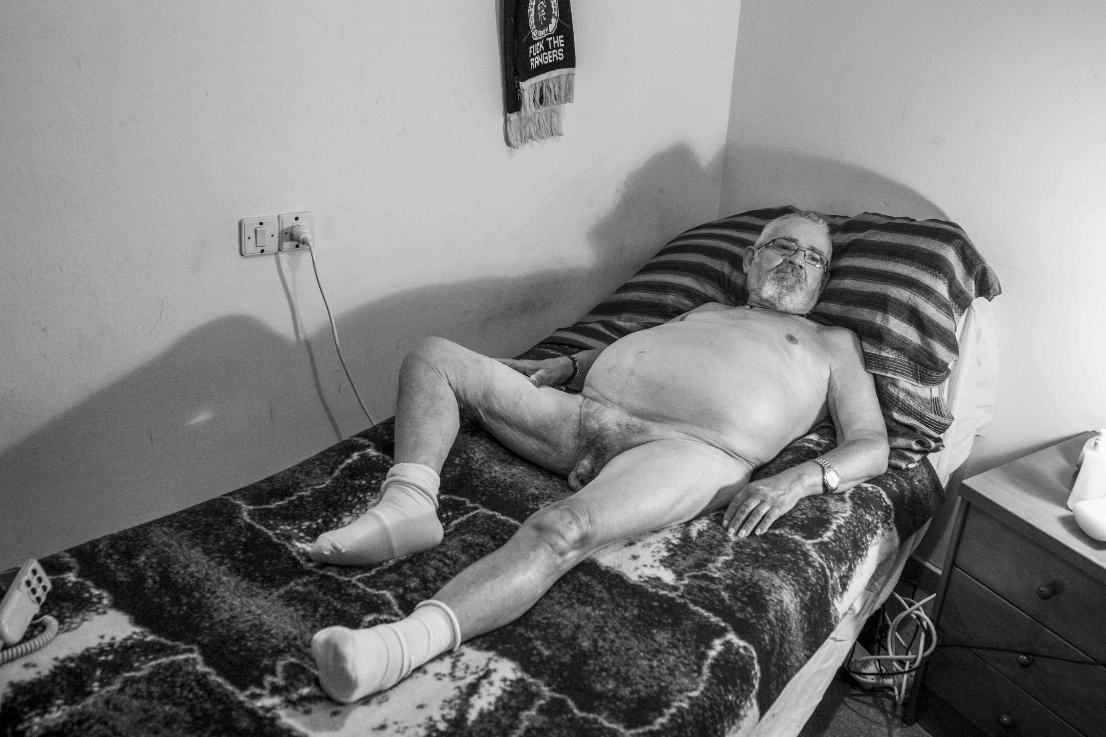 Hijos sin padres - Impotent naked body. Pere lost his youth many years ago...