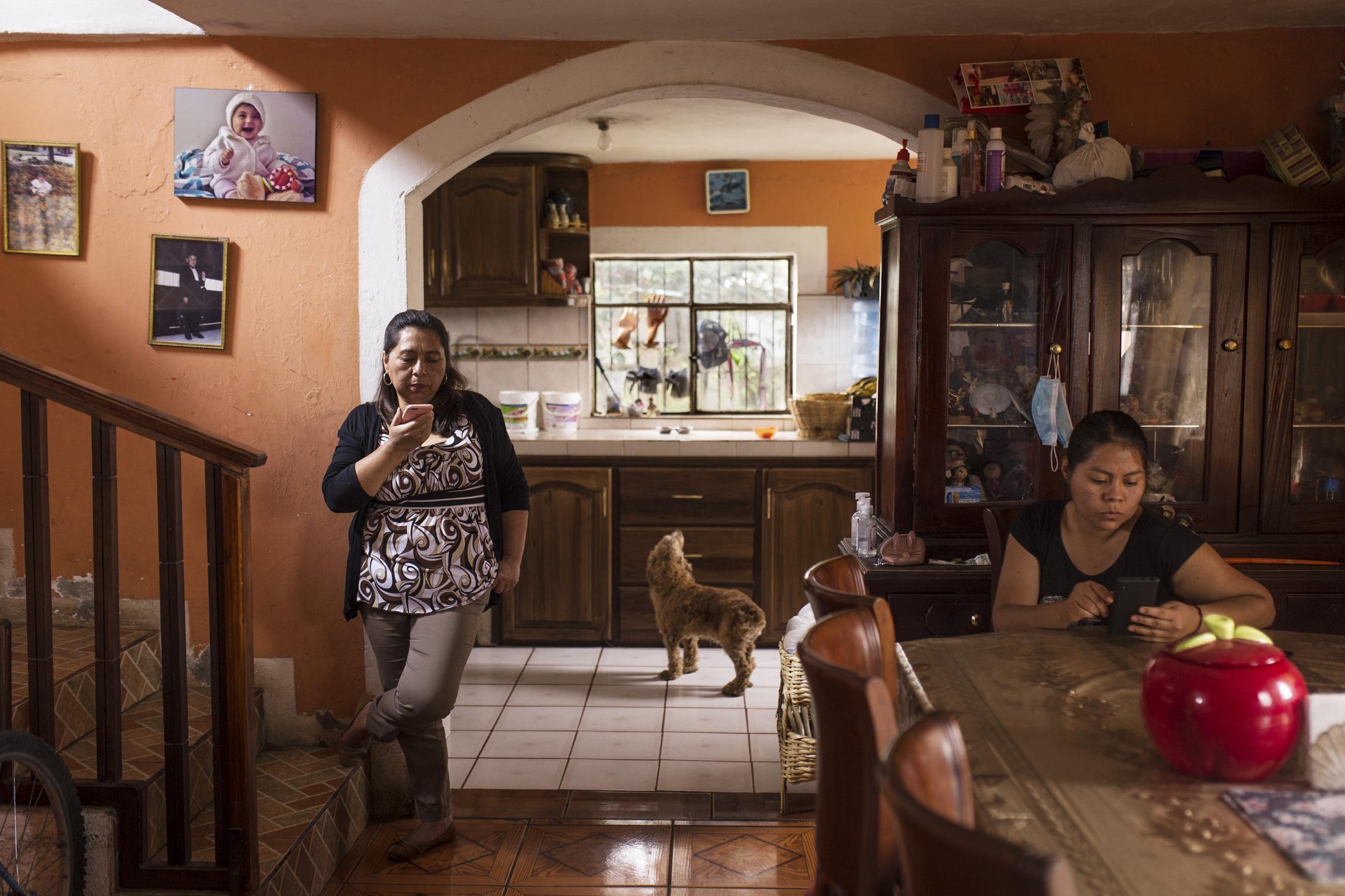 Education through whatsapp - In their home in Yaruquí, Violeta Proaño...