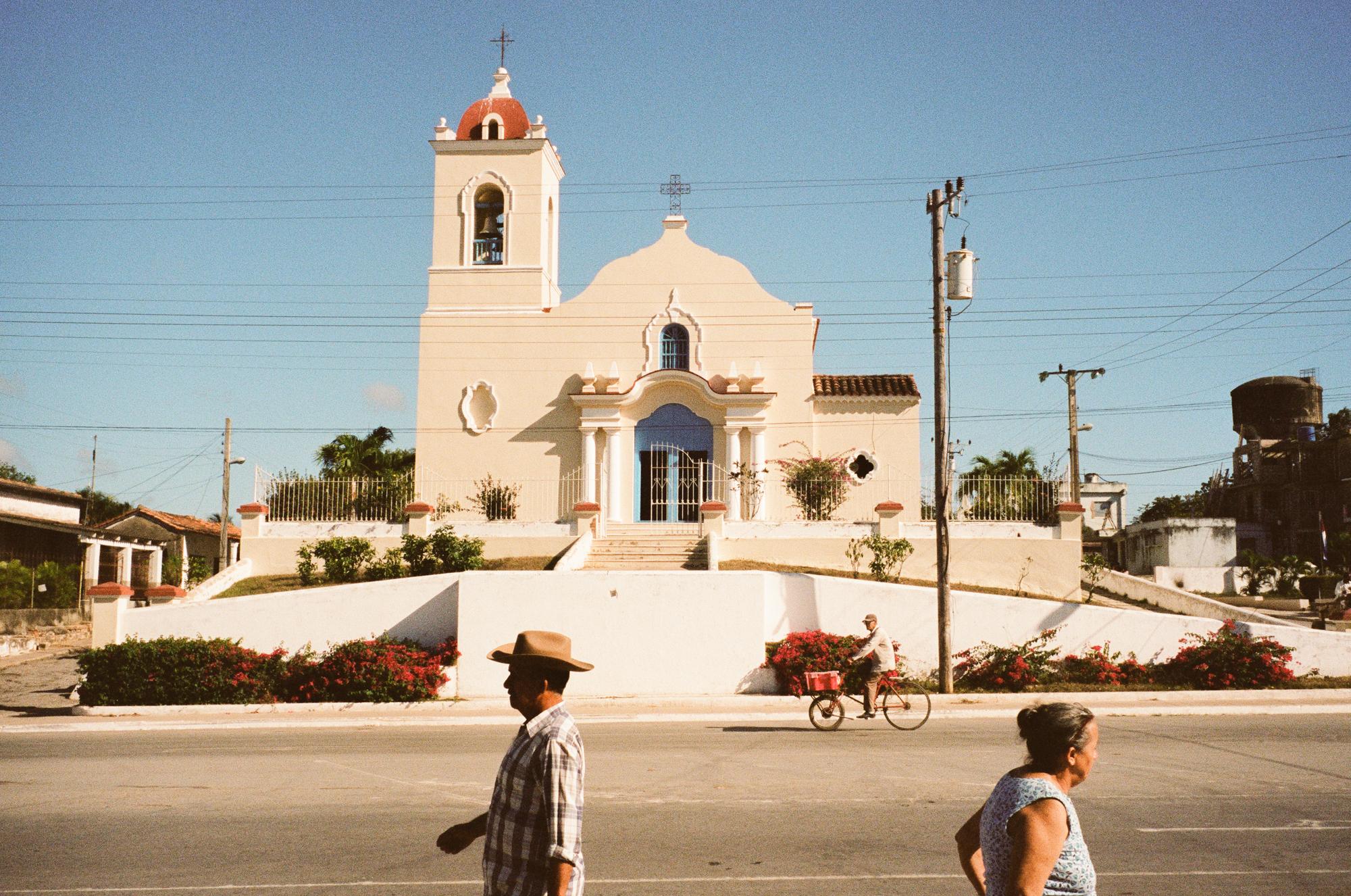 Tobaccoland - SAN LUÍS.  Iglesia San Joaquin.