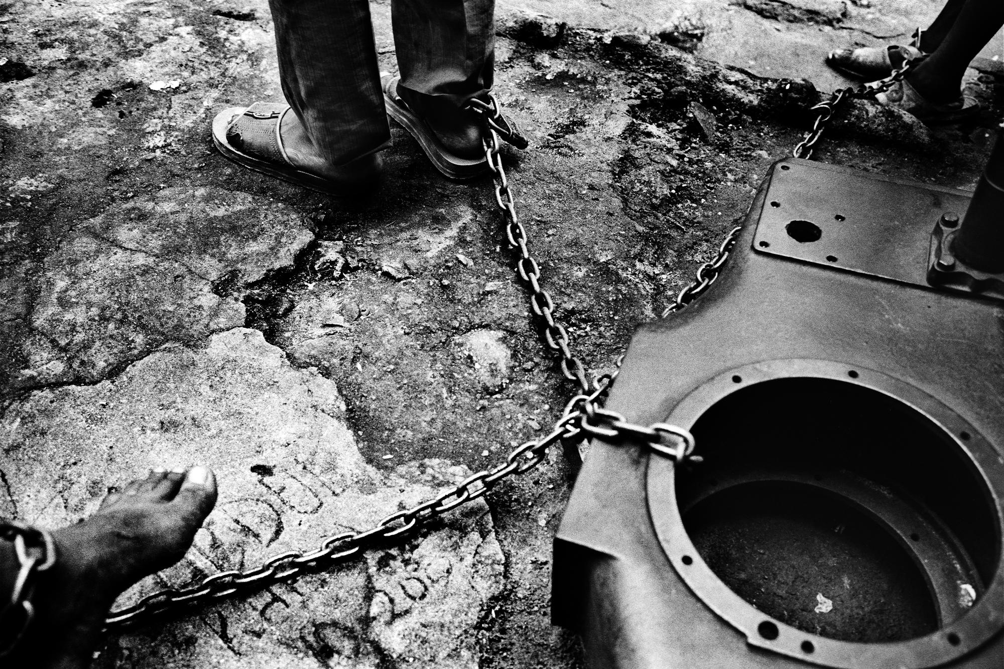 City of rest - SIERRA LEONE Freetown. August 2007. Chained inmates at...