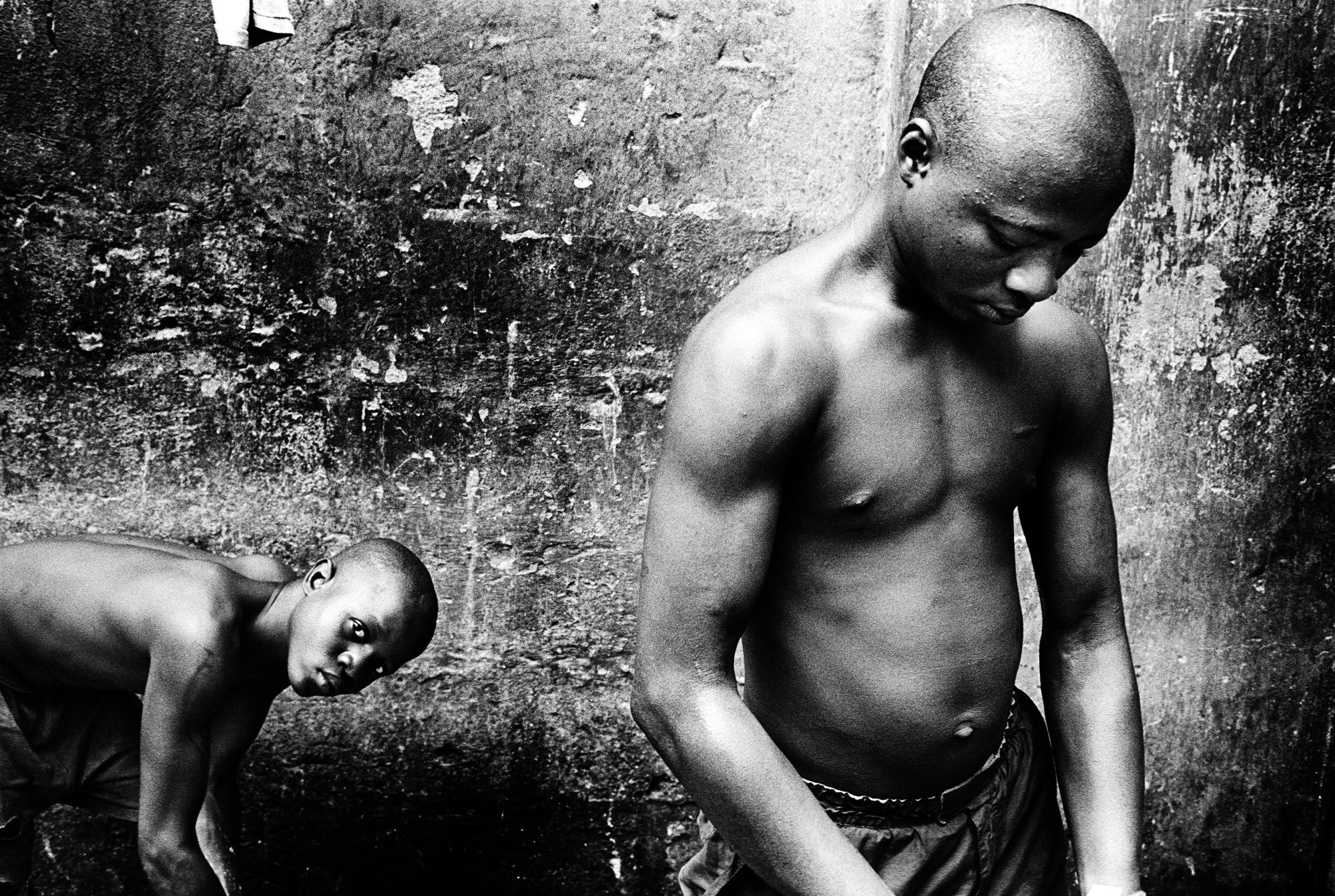City of rest - SIERRA LEONE Freetown
Two inmates washing their clothes...