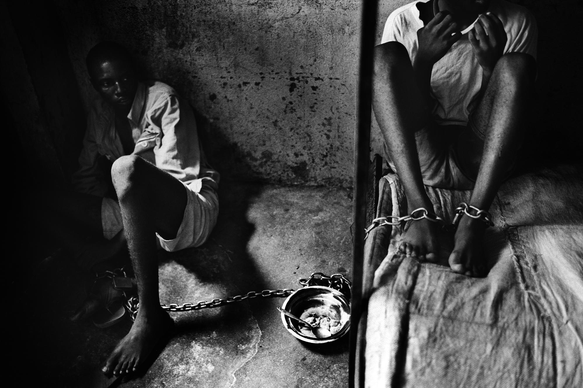 City of rest - SIERRA LEONE Freetown.
August 2007.
Two chained inmates...