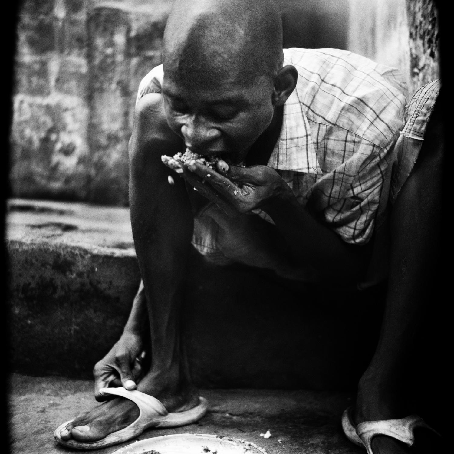 City of rest - SIERRA LEONE Freetown.
August 2007.
An inmate eating at...