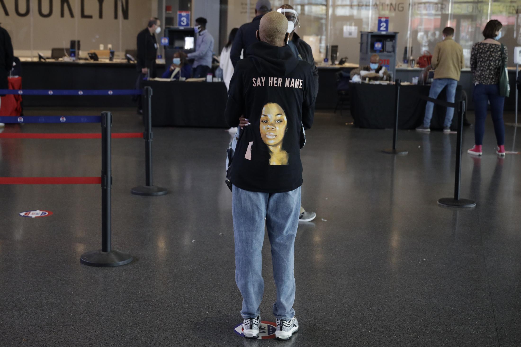 2020 Elections - A voter wearing a Brianna Taylor hoodie, waits in queue...