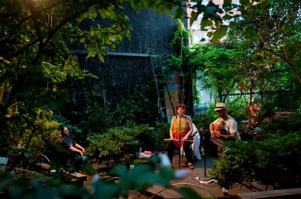 Green Oases in the City - Swiss musicians Nuevo Amanecer (Regula Kuffer on flute,...
