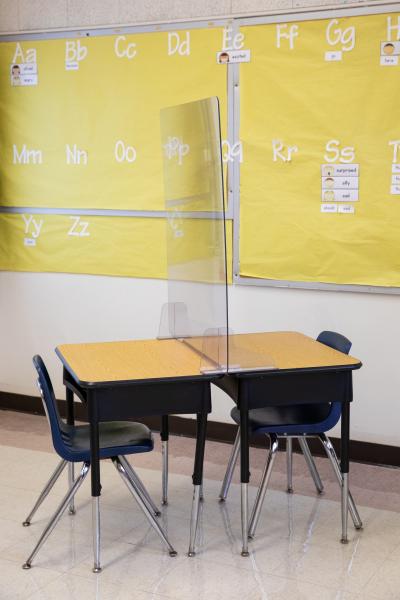 Spaces and Signs (COVID-19) - Students and teachers can face each other while separated...